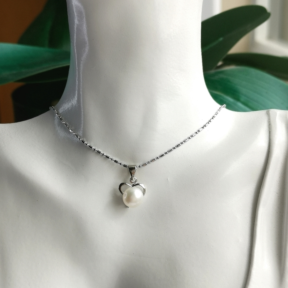 White Pearl pendant necklace in heart shaped setting 🆕